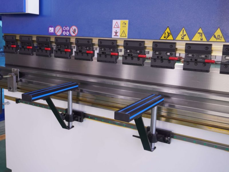 High efficiency energy saving servo main motor 160T4000MM CNC electro-hydraulic press brake with DA69T 8+1 axis - Image 3