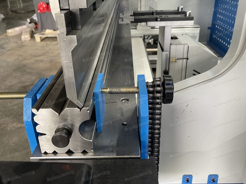 WE67K-160T4000 CNC Electro Hydraulic Press Brake Machine With DELEM DA69S 8+1 Axis - Image 6